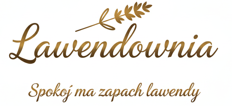 Logo firmy "Lawendownia" w kolorze złotym na białym tle. Powyżej napisu "Lawendownia" znajduje się stylizowany rysunek gałązki lawendy. Pod spodem jest podtytuł "Spokój ma zapach lawendy" w tej samej czcionce i kolorze.
